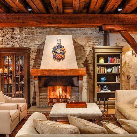 Schloessle Hotel - Small Luxury Hotels Of The World Talin Exterior foto The living room at the Inn at the Opera