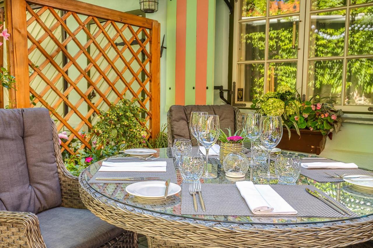 Schloessle Hotel - Small Luxury Hotels Of The World Talin Exterior foto The restaurant's garden