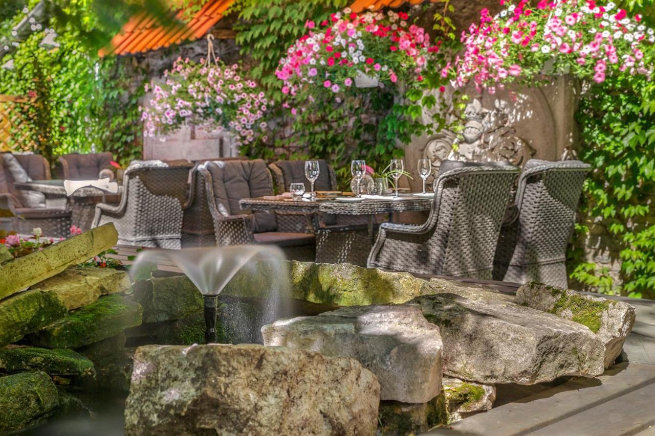 Schloessle Hotel - Small Luxury Hotels Of The World Talin Exterior foto The outdoor dining area at the restaurant