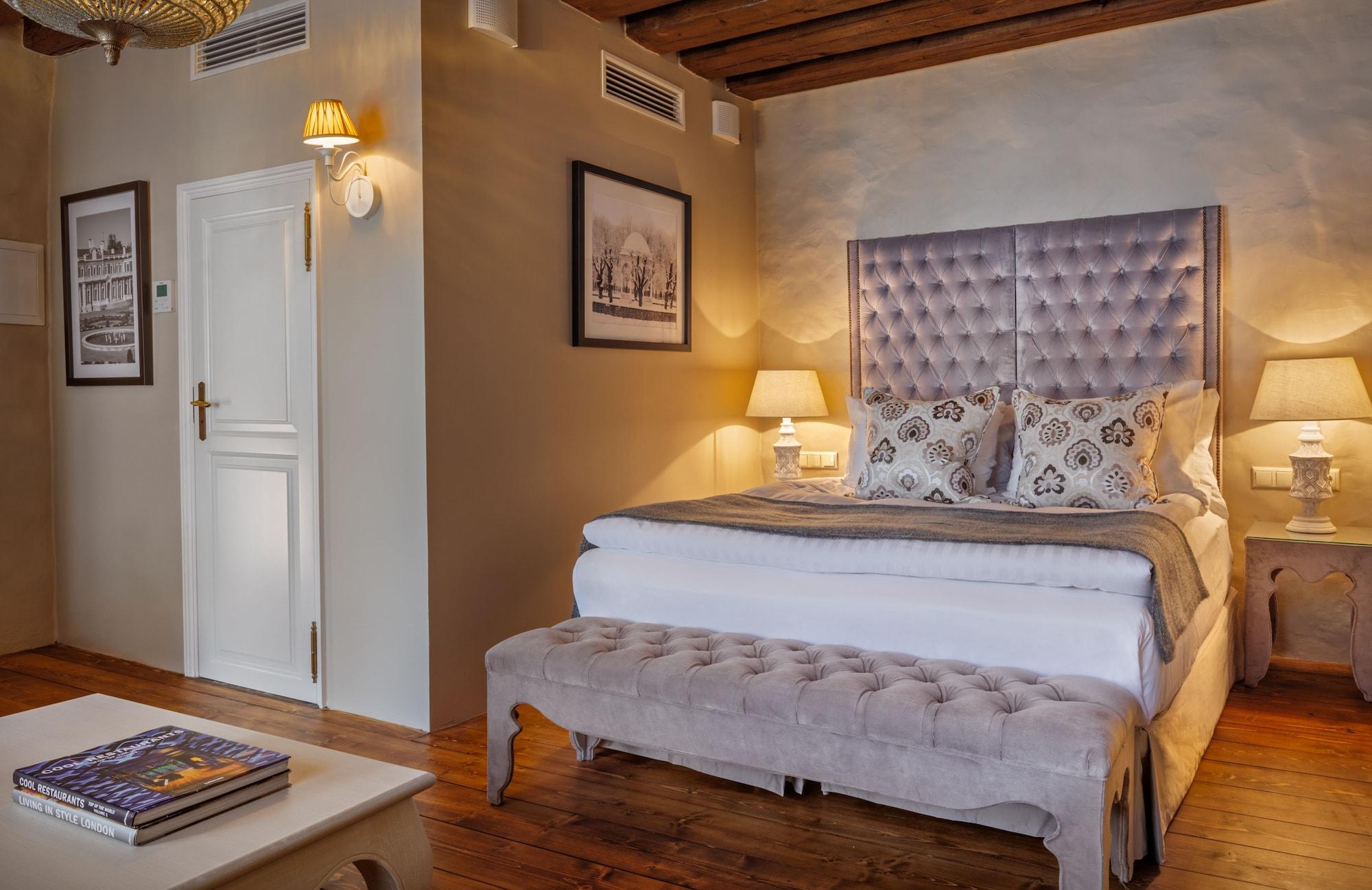 Schloessle Hotel - Small Luxury Hotels Of The World Talin Exterior foto A bedroom at the hotel
