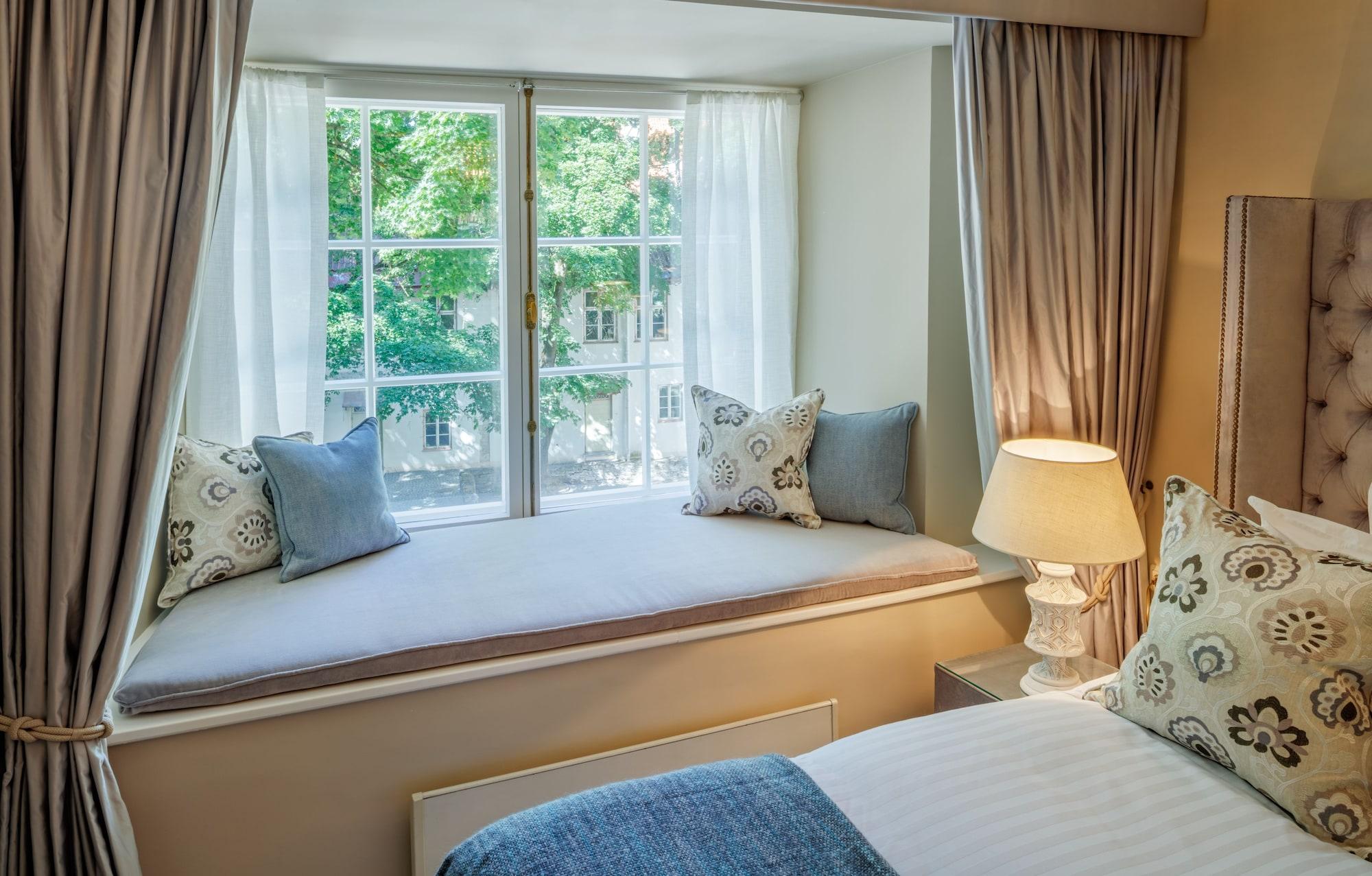 Schloessle Hotel - Small Luxury Hotels Of The World Talin Exterior foto A window seat