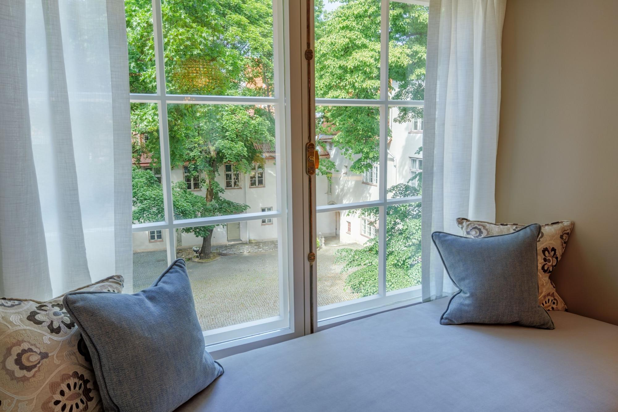 Schloessle Hotel - Small Luxury Hotels Of The World Talin Exterior foto A window seat