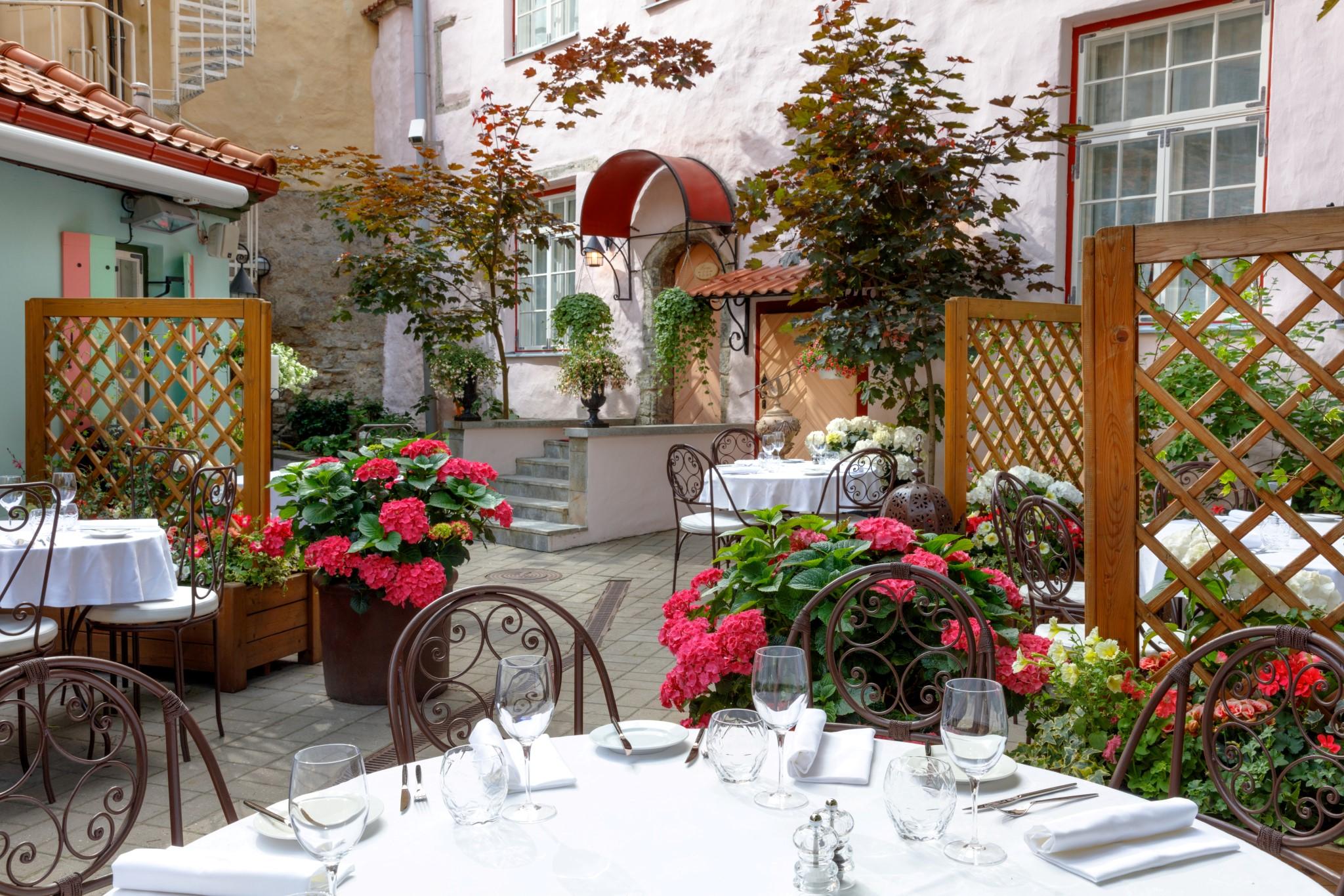 Schloessle Hotel - Small Luxury Hotels Of The World Talin Exterior foto The restaurant's courtyard