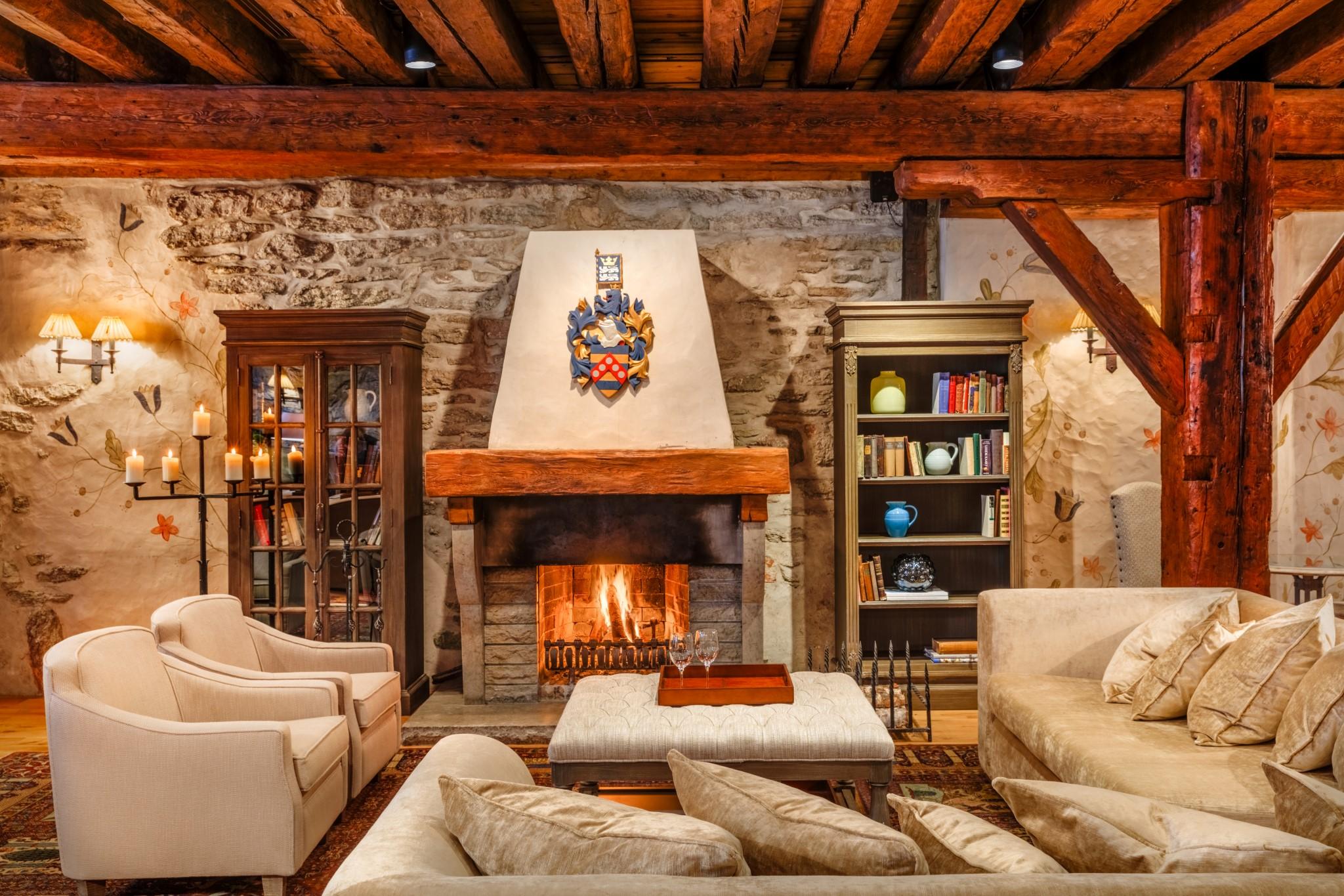 Schloessle Hotel - Small Luxury Hotels Of The World Talin Exterior foto The living room at the Inn at the Opera