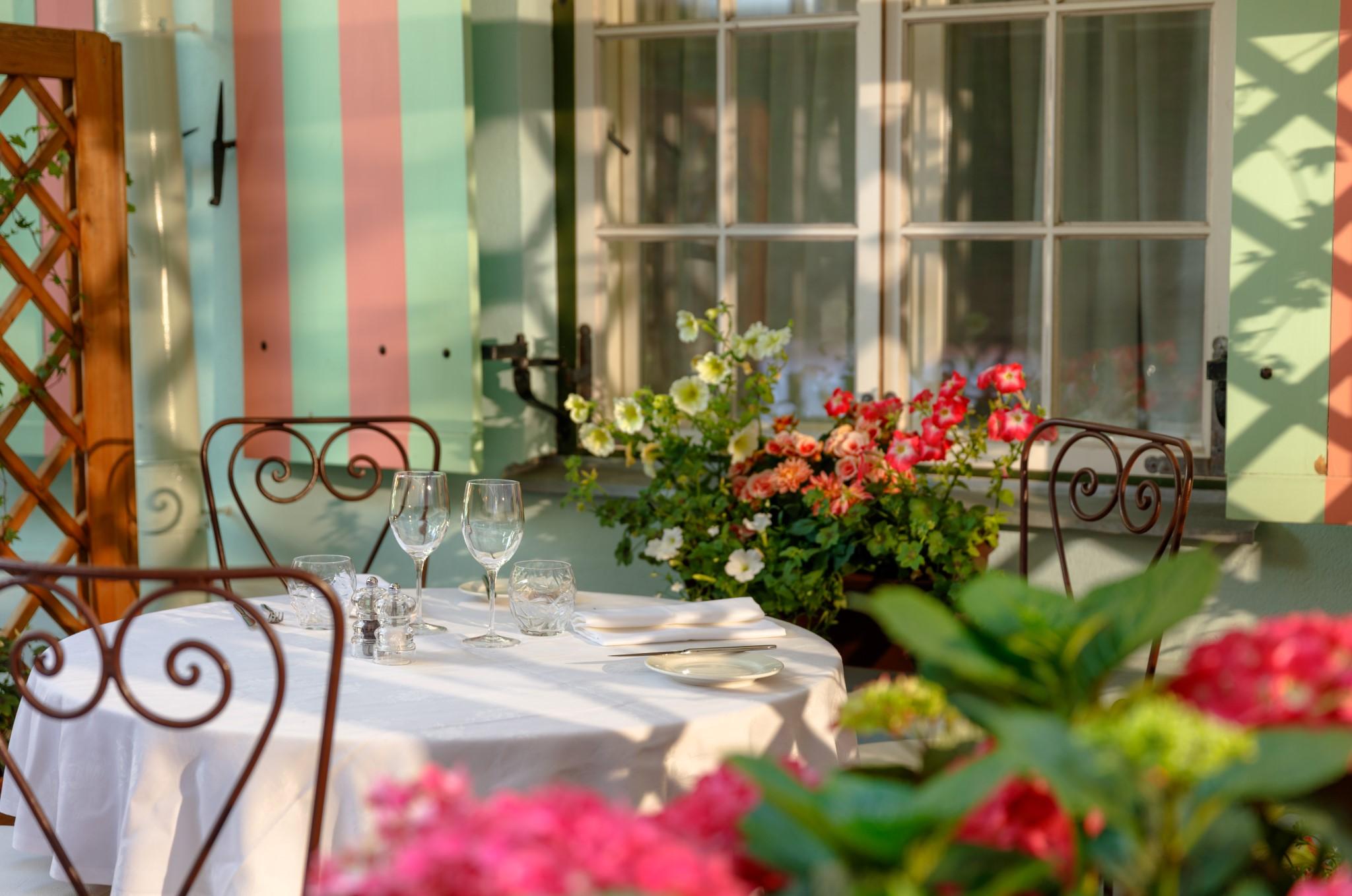 Schloessle Hotel - Small Luxury Hotels Of The World Talin Exterior foto A restaurant in Italy