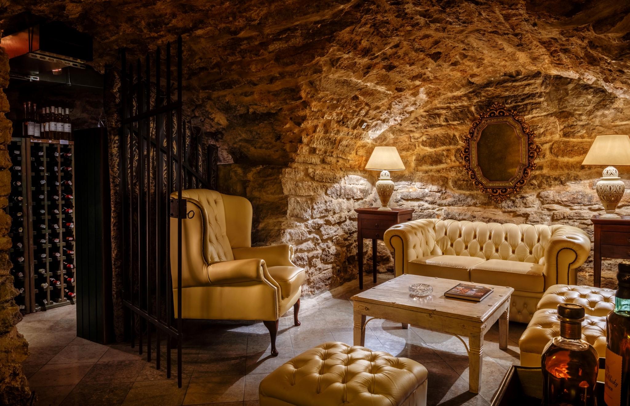 Schloessle Hotel - Small Luxury Hotels Of The World Talin Exterior foto Wine cave