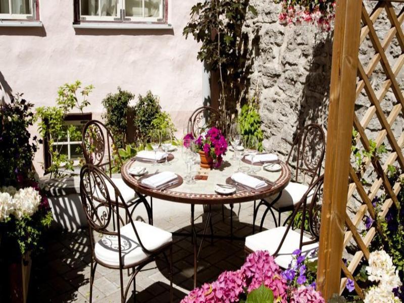 Schloessle Hotel - Small Luxury Hotels Of The World Talin Exterior foto The courtyard at the restaurant
