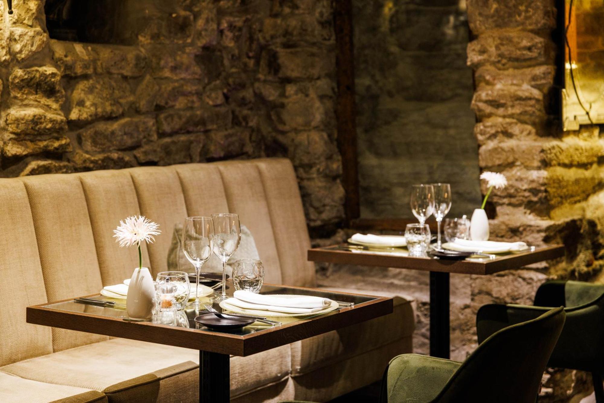 Schloessle Hotel - Small Luxury Hotels Of The World Talin Exterior foto Restaurant interior