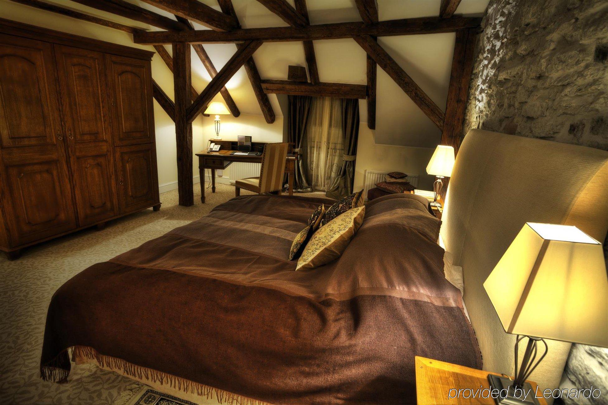 Schloessle Hotel - Small Luxury Hotels Of The World Talin Quarto foto The bedroom