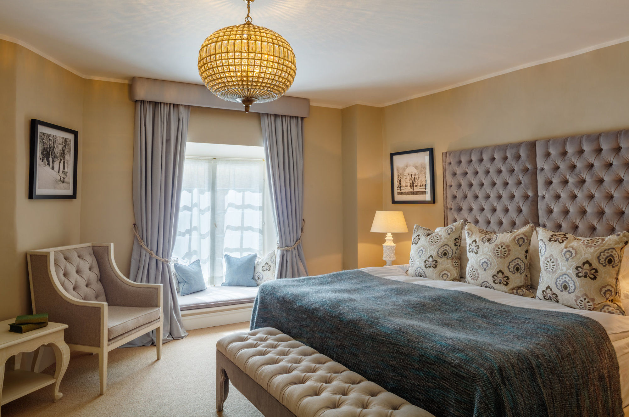 Schloessle Hotel - Small Luxury Hotels Of The World Talin Exterior foto A bedroom at the hotel
