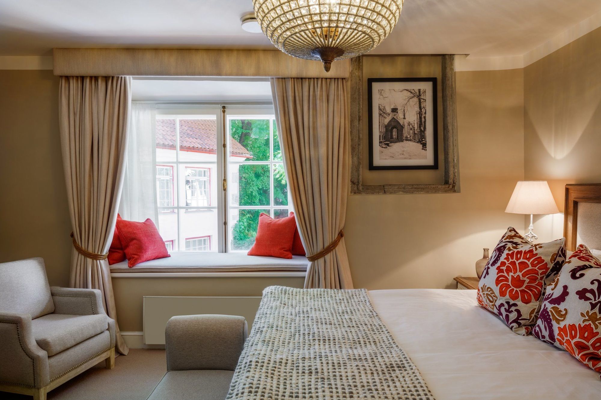 Schloessle Hotel - Small Luxury Hotels Of The World Talin Exterior foto A bedroom at The Old parsonage