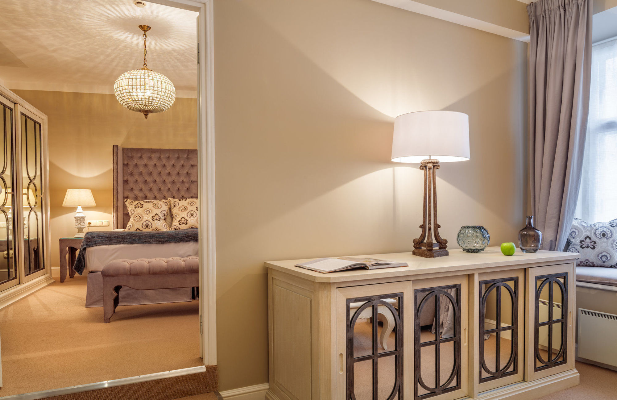 Schloessle Hotel - Small Luxury Hotels Of The World Talin Exterior foto A bedroom at The Ivy Collection