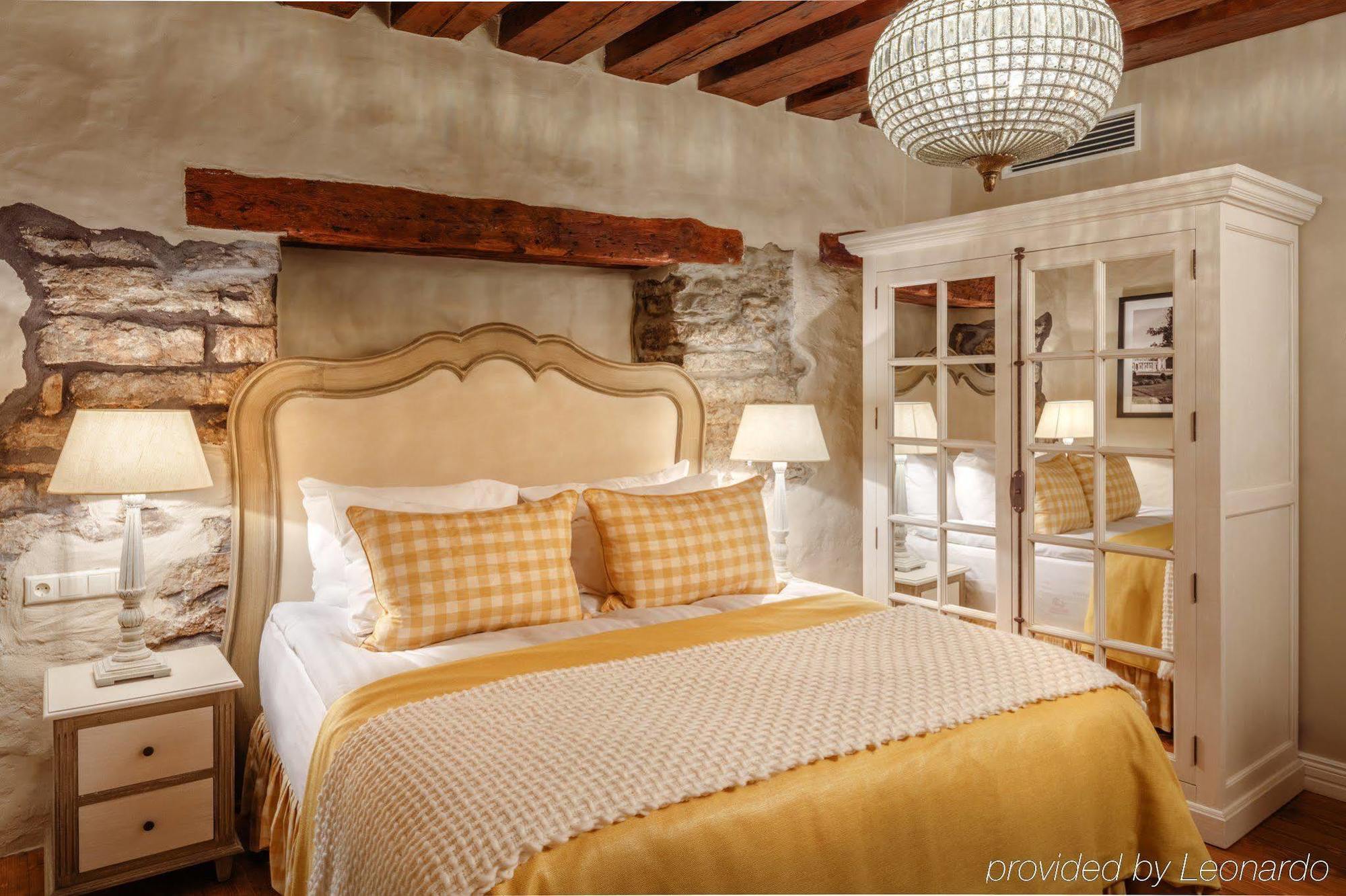 Schloessle Hotel - Small Luxury Hotels Of The World Talin Exterior foto A bedroom