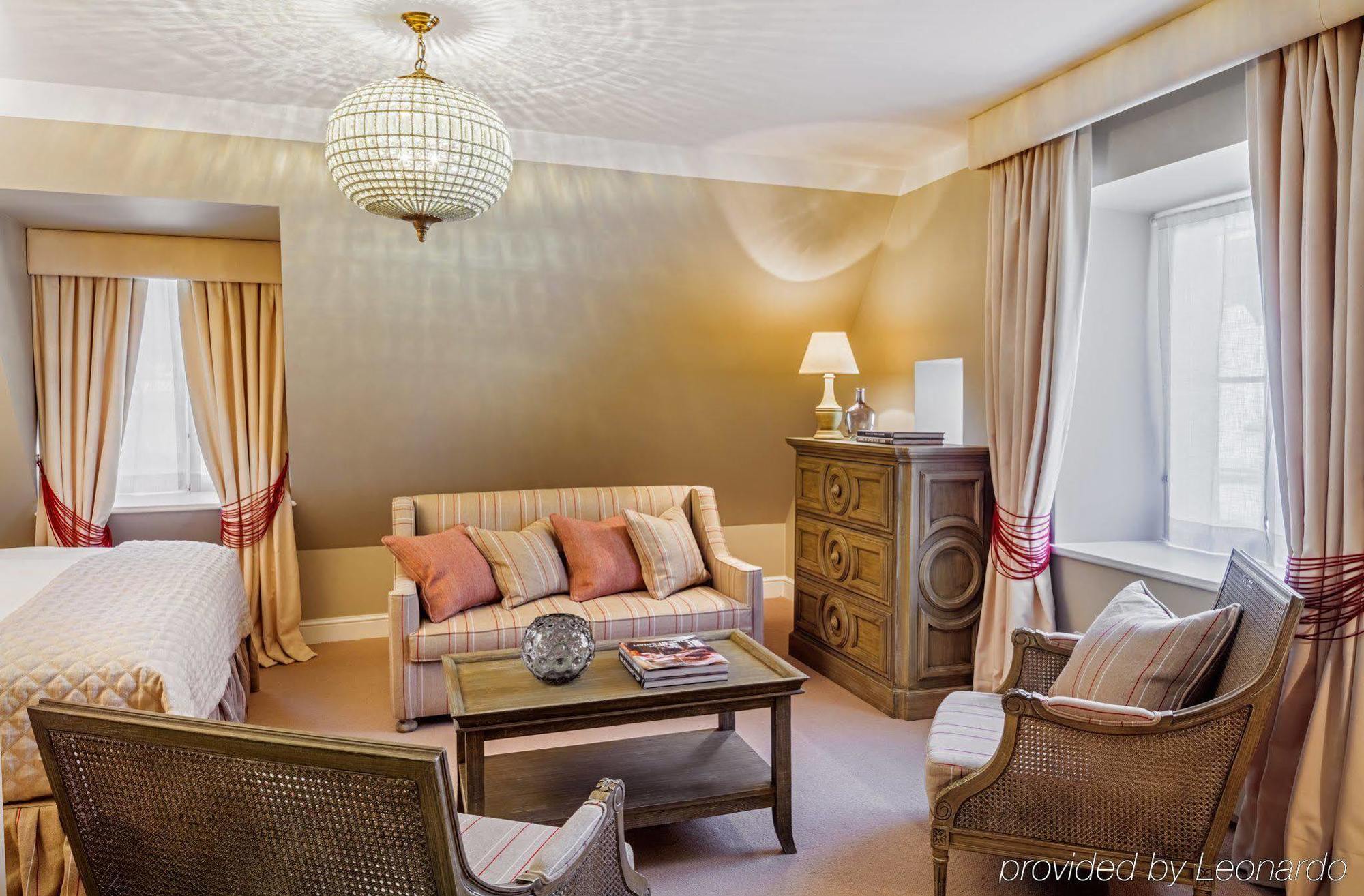 Schloessle Hotel - Small Luxury Hotels Of The World Talin Exterior foto A suite at the hotel