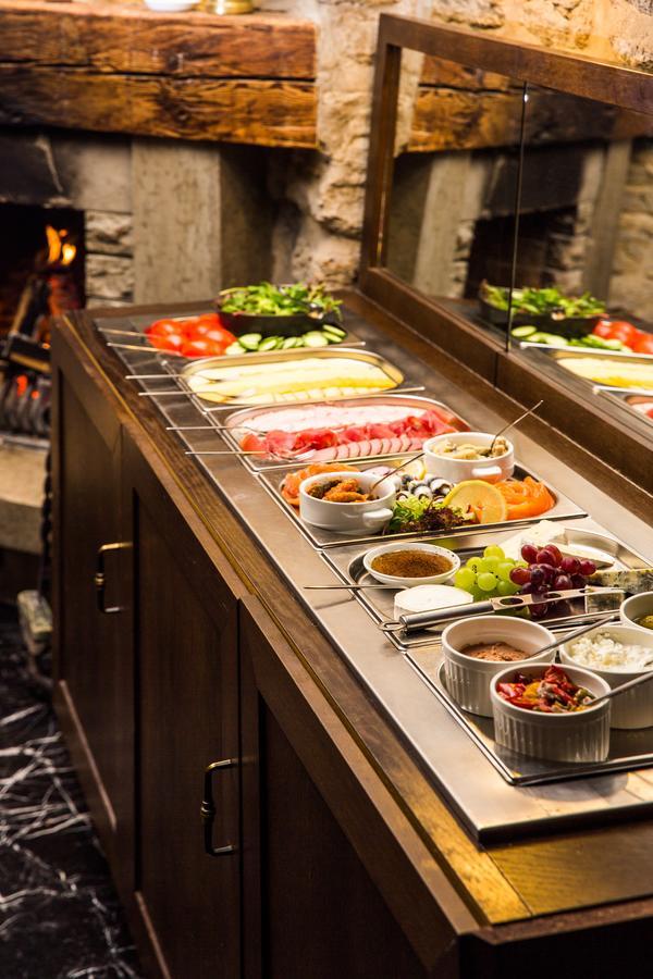 Schloessle Hotel - Small Luxury Hotels Of The World Talin Exterior foto A salad bar