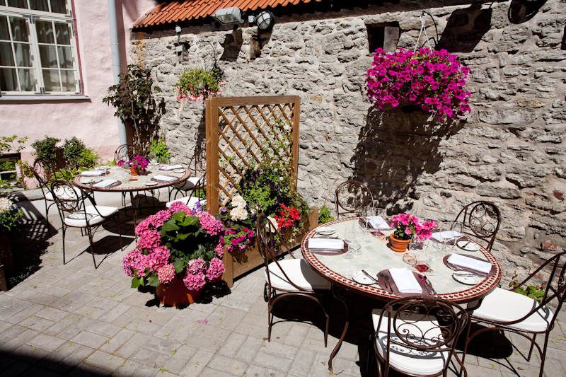 Schloessle Hotel - Small Luxury Hotels Of The World Talin Exterior foto The restaurant's courtyard