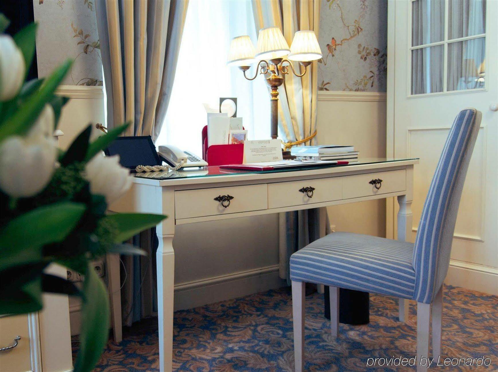 Schloessle Hotel - Small Luxury Hotels Of The World Talin Exterior foto A writing desk in a hotel room