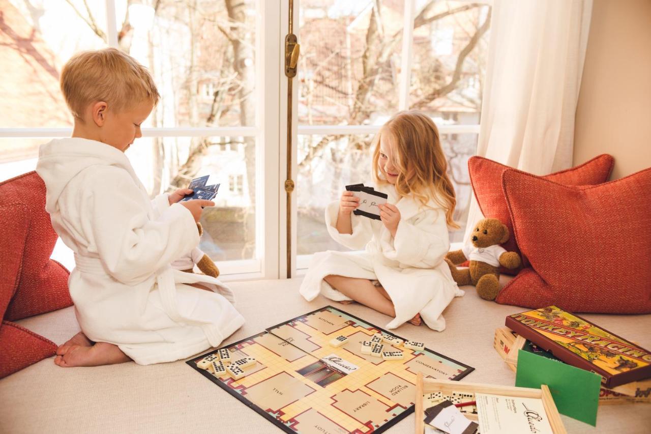 Schloessle Hotel - Small Luxury Hotels Of The World Talin Exterior foto Children playing the game